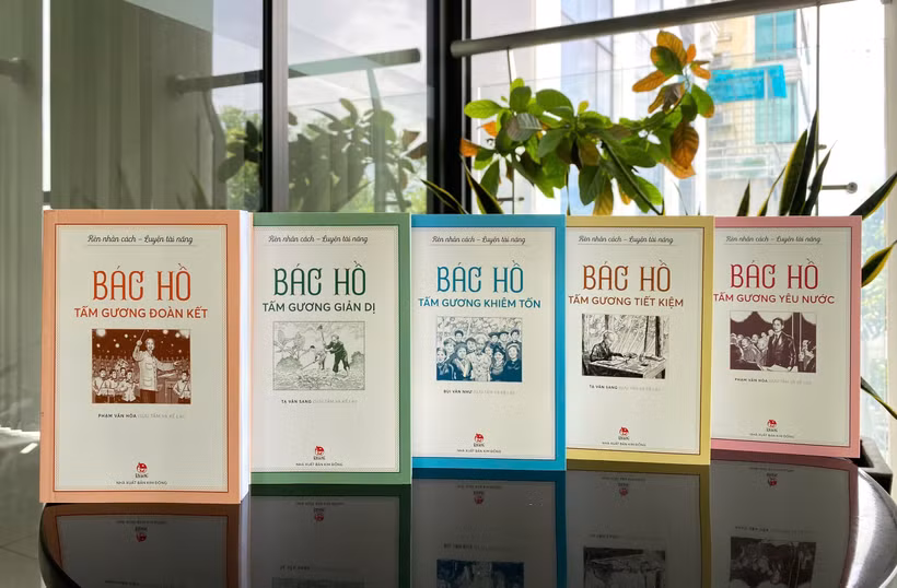 Bộ sách khắc họa chân dung Bác Hồ và những đức tính Bác căn dặn thiếu nhi: Yêu nước, Đoàn kết, Khiêm tốn, Giản dị, Tiết kiệm. (Ảnh: PV/Vietnam+)