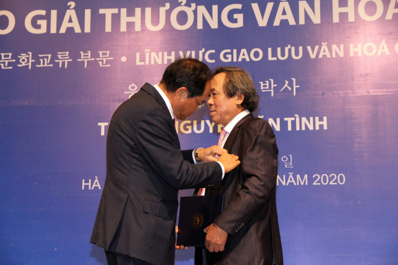 Ông Nguyễn Văn Tình, nguyên Cục trưởng Cục Hợp tác quốc tế, nhận giải thưởng Sejong. (Ảnh: PV/Vietnam+)