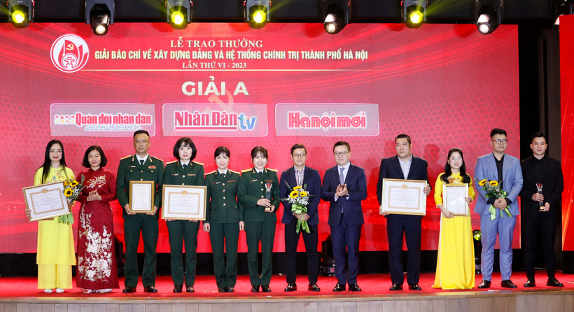Chủ tịch Hội Nhà báo Việt Nam, Tổng Biên tập báo Nhân Dân Lê Quốc Minh và Phó Bí thư Thường trực Thành ủy Hà Nội Nguyễn Thị Tuyến trao Giải A cho các tác giả. (Ảnh: Văn Điệp/TTXVN)