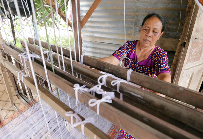 Nhiều gia đình thoát nghèo nhờ vay vốn ưu đãi phát triển nghề truyền thống. (Ảnh: Trần Việt/TTXVN) 
