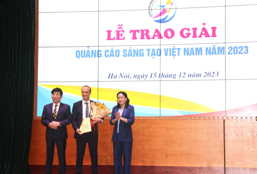 Thứ trưởng Bộ Văn hóa, Thể thao và Du lịch Trịnh Thị Thủy cùng Chủ tịch Hiệp hội Quảng cáo Việt Nam Nguyễn Trường Sơn trao Giải Nhất. (Ảnh: CTV/Vietnam+)