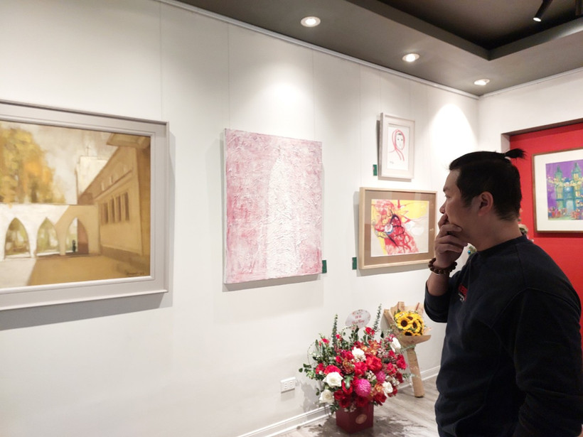 Triển lãm giới thiệu 32 tác phẩm của 11 họa sỹ về chủ đề mùa Giáng sinh. (Ảnh: Minh Thu/Vietnam+)