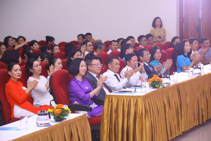 Các đại biểu tham dự buổi lễ. (Ảnh: Văn Điệp/TTXVN)