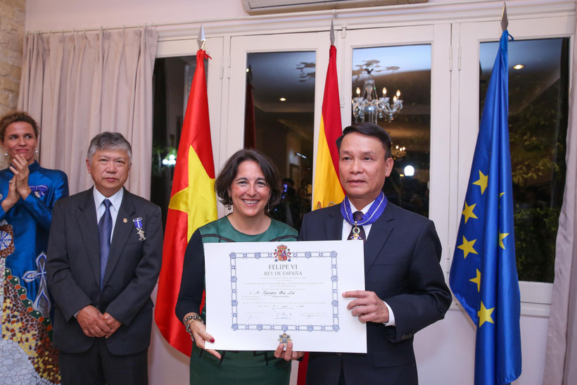 Ông Nguyễn Đức Lợi, Tổng giám đốc Thông tấn xã Việt Nam, Chủ tịch Hội Hữu nghị Việt Nam-Tây Ban Nha, đã vinh dự nhận Huân chương hạng Encomienda. (Ảnh: Minh Sơn/Vietnam+)