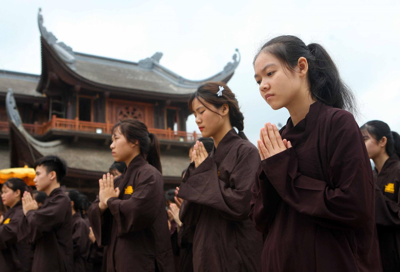 Phật tử thành kính trong lễ cầu quốc thái, dân an tại chùa Tam Chúc. Năm nay, Trung tâm Văn hoá Phật giáo chùa Tam Chúc là địa điểm tổ chức Đại lễ Vesak 2019. (Ảnh minh họa: TTXVN)