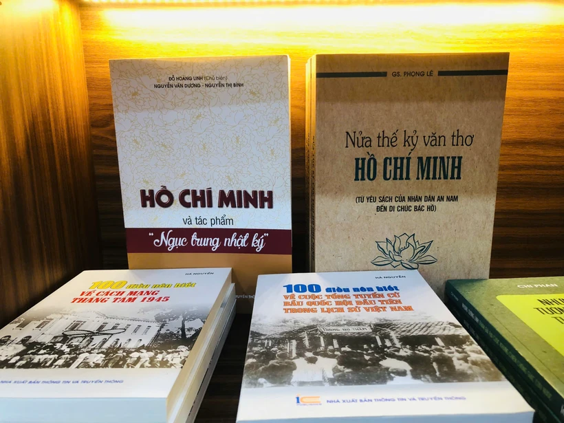 Triển lãm diễn ra trực tuyến và trực tiếp, giới thiệu nhiều đầu sách về Chủ tịch Hồ Chí Minh. (Ảnh: PV/Vietnam+)