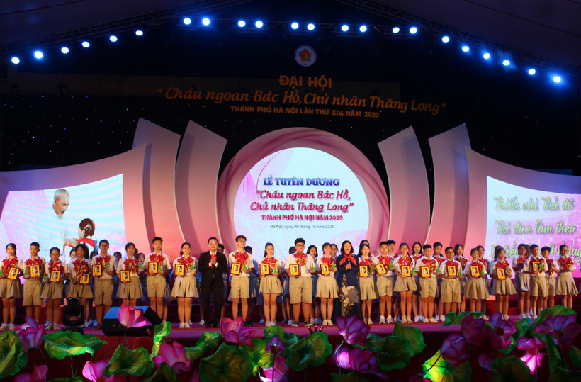 66 gương thiếu nhi được tuyên dương là đại biểu "Cháu ngoan Bác Hồ, Chủ nhân Thăng Long" tiêu biểu xuất sắc của Thủ đô năm 2020. (Ảnh: Linh Anh - TTXVN)