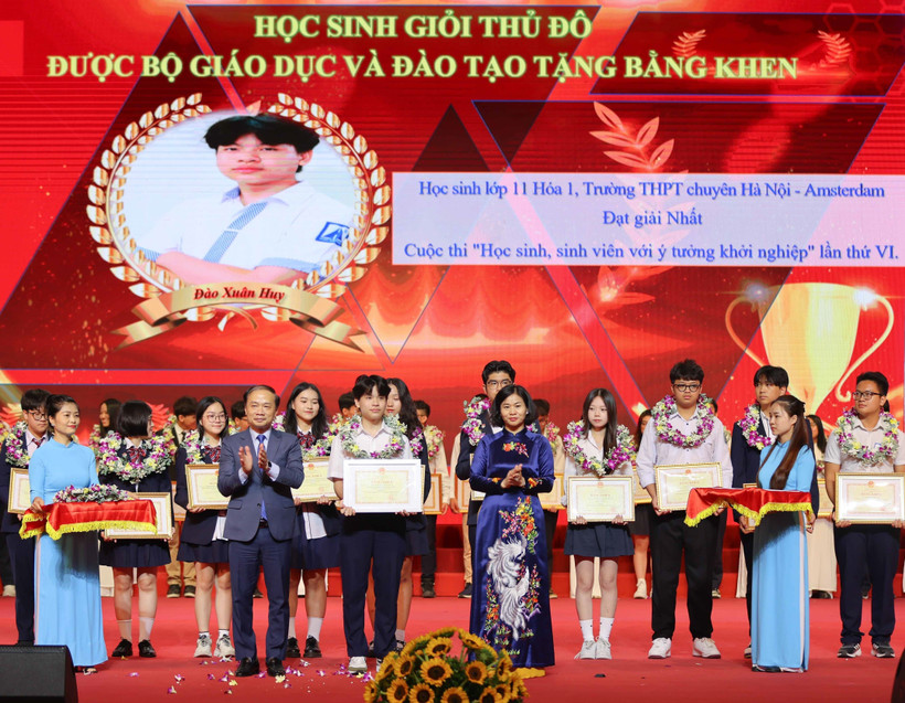 Học sinh giỏi nhận bằng khen của Bộ Giáo dục và Đào tạo. (Ảnh: Thanh Tùng/TTXVN)