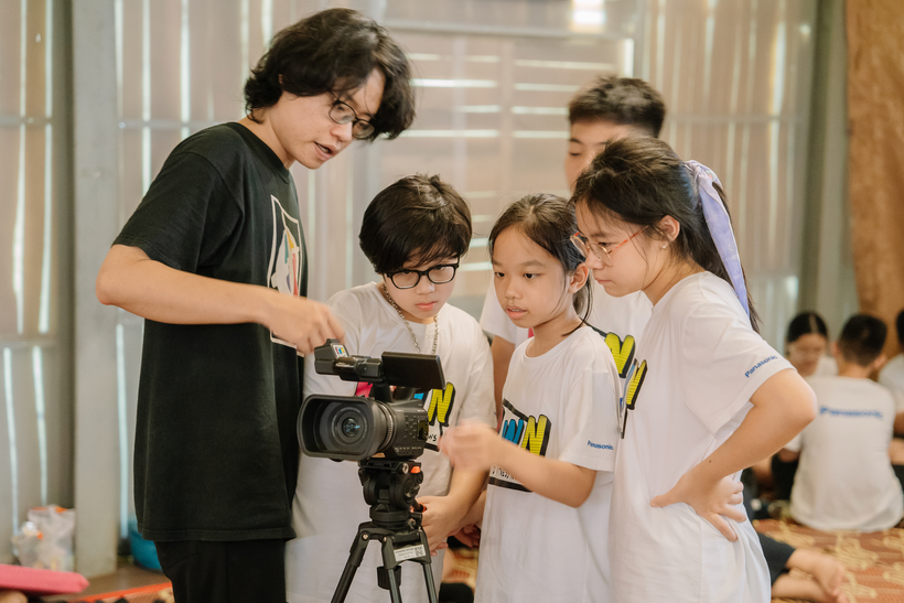 Học sinh được cung cấp thiết bị và được hướng dẫn làm phim. (Ảnh: BTC)