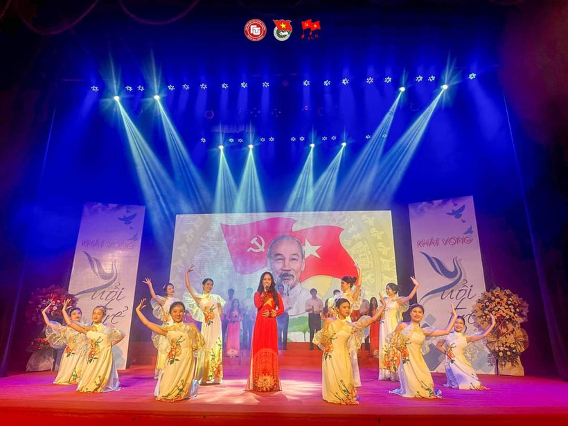 Tiết mục biểu diễn của Câu lạc bộ Tuyên truyền ca khúc Cách mạng, Trường Đại học Ngoại thương. (Ảnh: PV/Vietnam+)