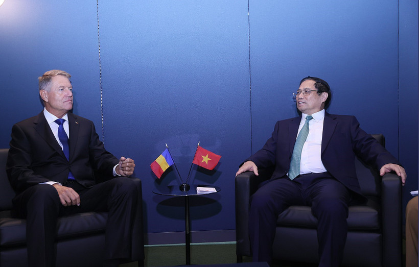 Thủ tướng Phạm Minh Chính gặp Tổng thống Romania Klaus Iohannis tại Trụ sở Liên hợp quốc ở New York (Hoa Kỳ). (Ảnh: Dương Giang/TTXVN) 