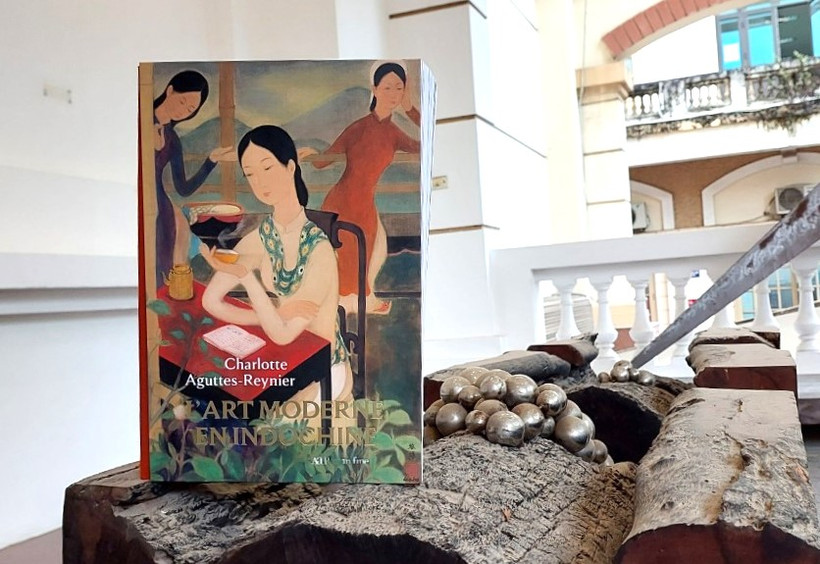 Cuốn sách được in tại Pháp, có giá 110 euro (gần 3 triệu đồng). (Ảnh: Minh Thu/Vietnam+)