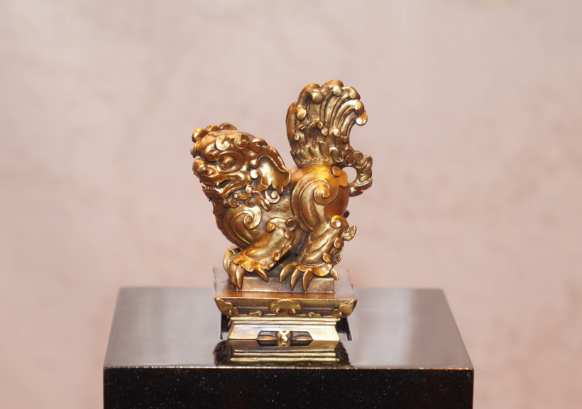 Tượng Nghê Văn Miếu, là vật phẩm được đúc bằng đồng thau, theo nguyên mẫu của Nghê đang chầu trên cột tứ trụ của Văn Miếu-Quốc Tử Giám Thăng Long. (Ảnh: PV/Vietnam+)