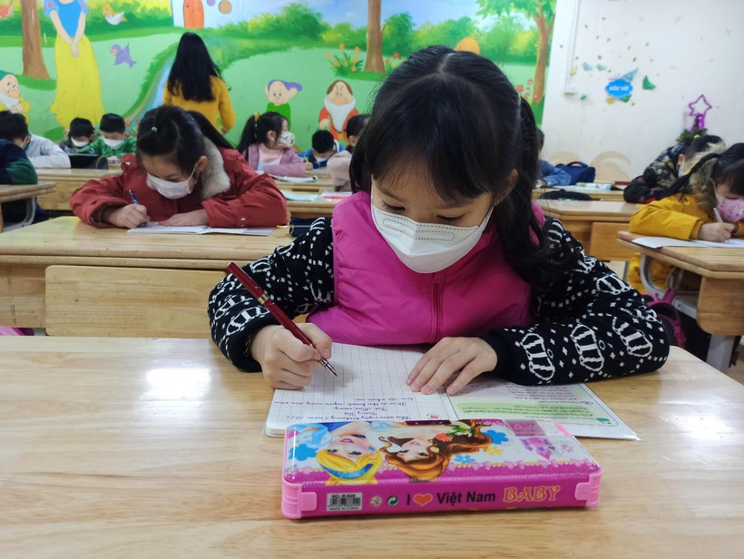 Học sinh lớp 2, Trường Tiểu học Phạm Tu, Thanh Trì, Hà Nội, đi học trở lại sáng ngày 10/2. (Ảnh: Phạm Mai/Vietnam+)