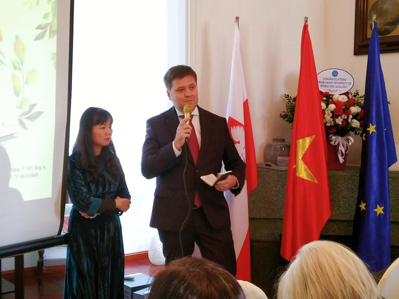 Đại sứ Ba Lan tại Việt Nam giới thiệu cuốn sách ngày 4/12. (Ảnh: Minh Thu/Vietnam+)