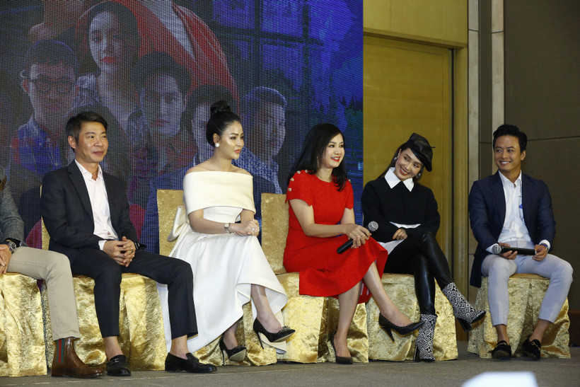 Các diễn viên trong buổi họp báo ra mắt phim ngày 4/12. (Ảnh: VTV)