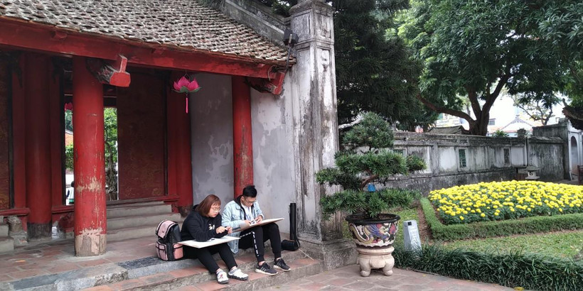 Văn Miếu là nơi sinh viên các ngành mỹ thuật, kiến trúc thường tới để thực hành ký họa, trực họa. (Ảnh: Minh Thu/Vietnam+)