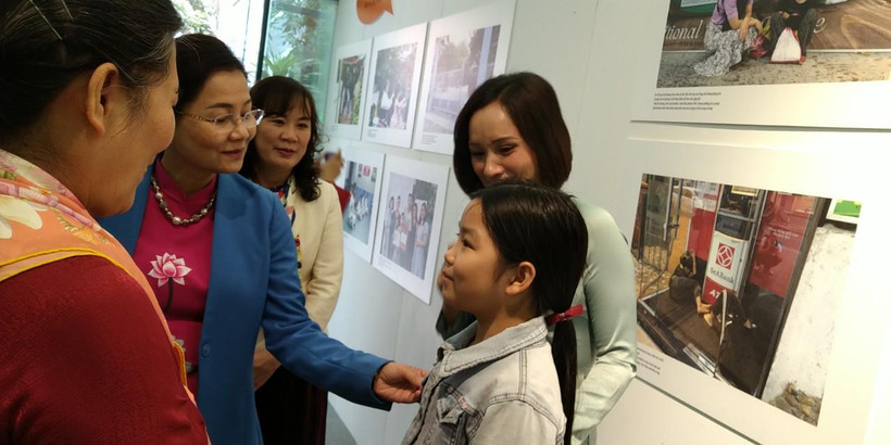 Lãnh đạo Hội Liên hiệp phụ nữ Việt Nam lắng nghe câu chuyện của em Đào Phương Trinh, một trong những em nhỏ tham gia dự án. (Ảnh: Minh Thu/Vietnam+)