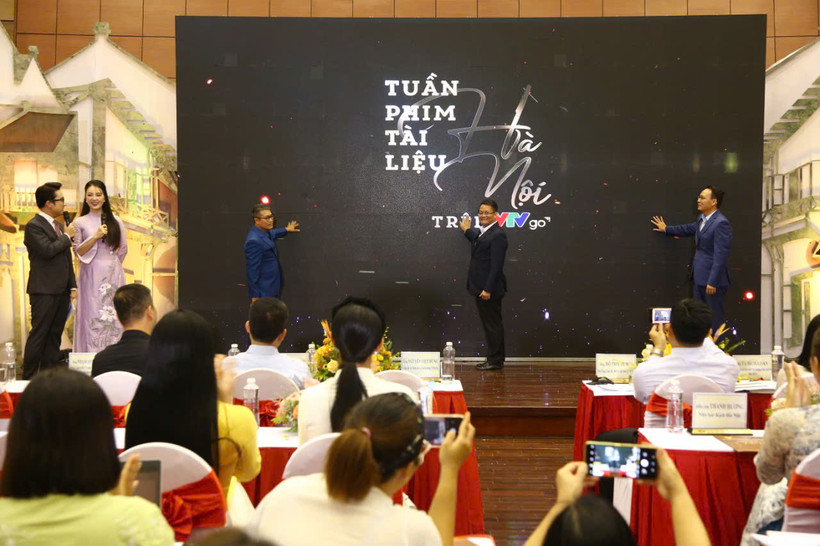 Các đại biểu bấm nút khai mạc Tuần phim tài liệu Hà Nội trên VTV Go. (Ảnh: PV/Vietnam+)