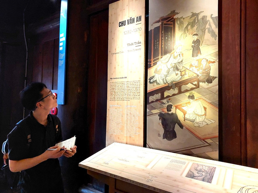 Trưng bày thu hút nhiều bạn trẻ đến tham quan, tìm hiểu về nền giáo dục khoa cử Việt Nam thời quân chủ. (Ảnh: Minh Thu/Vietnam+)