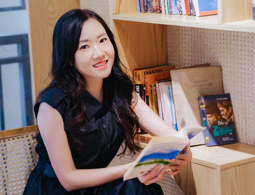 Họa sỹ Nguyễn Thu Huyền đã ghi dấu ấn ở dòng tranh vải sáng tạo. Cô còn tham gia viết sách và giảng dạy mỹ thuật. (Ảnh: CTV/Vietnam+)