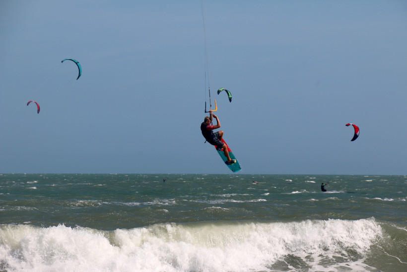 Du khách quốc tế chơi lướt ván diều trên biển Mũi Né-Bình Thuận. (Ảnh: Hồng Hiếu/TTXVN)