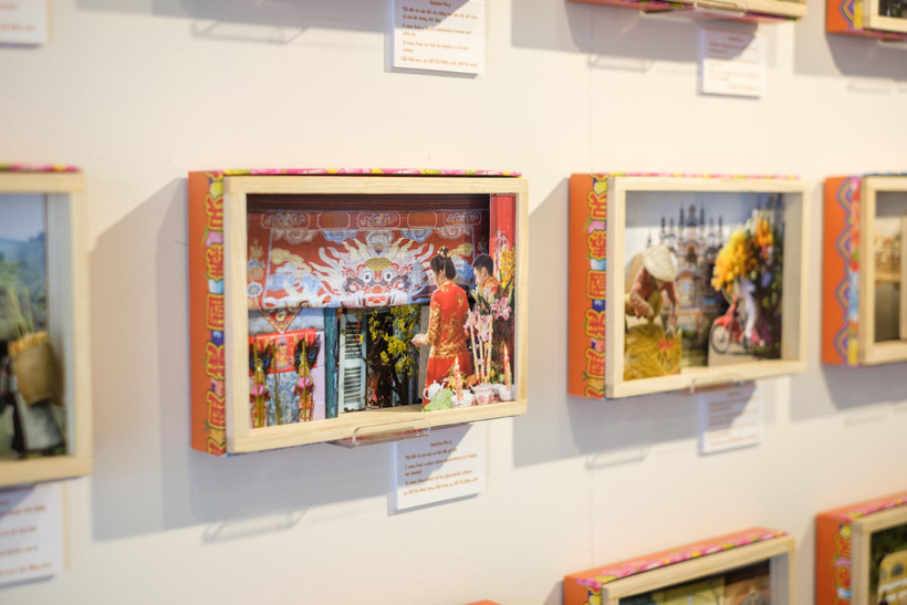 Hai nghệ sỹ Pháp sử dụng những chiếc hộp để kể câu chuyện về Việt Nam bằng hình ảnh. (Ảnh: Matca)