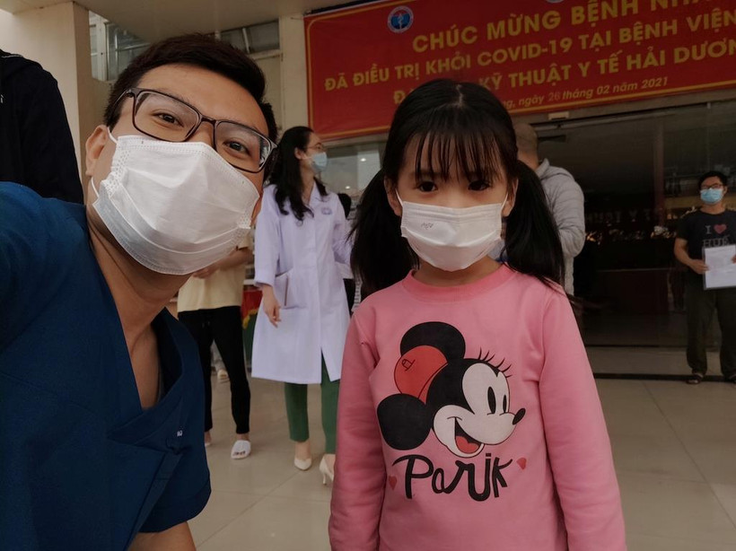 Bác sỹ Ngô Đức Hùng và một em bé ở Hải Dương trong ngày được ra viện. (Ảnh: NVCC)