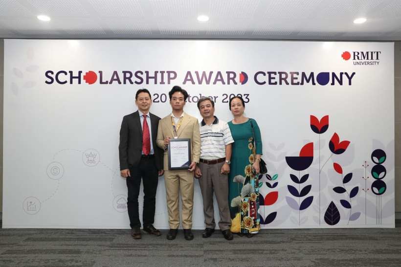 Ngô Việt Lương chụp ảnh cùng bố mẹ và người thân trong khi nhận học bổng. (Ảnh: NVCC)