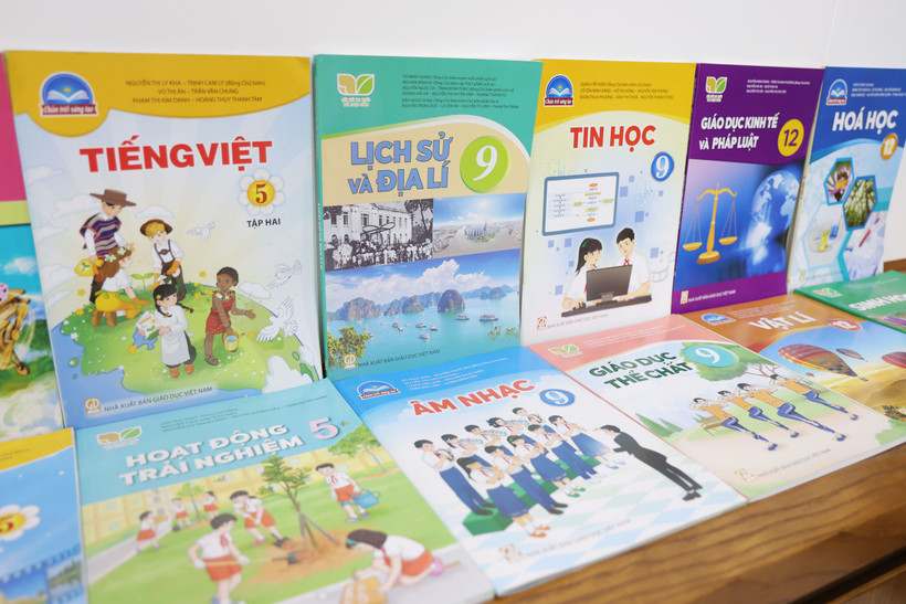 Giá sách giáo khoa mới được xây dựng theo cơ cấu giá đã giảm của sách giáo khoa tái bản. (Ảnh: PV/Vietnam+)