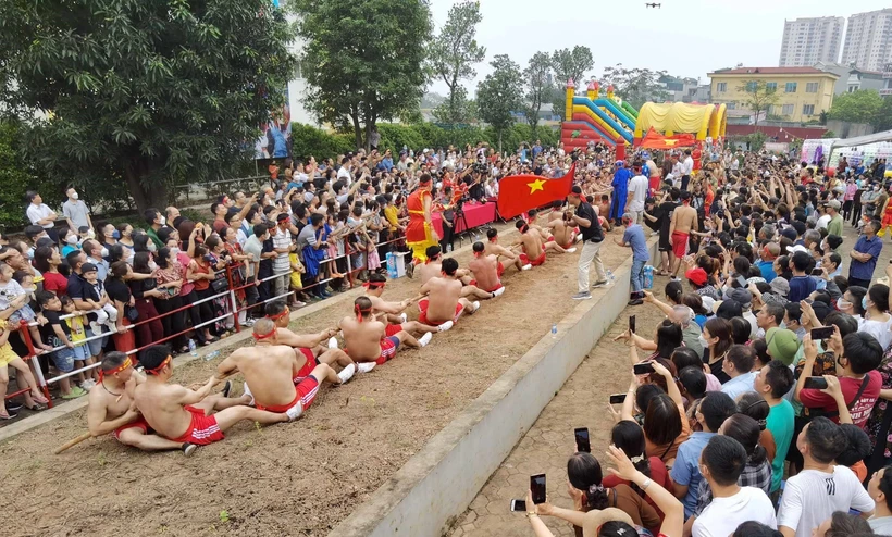 Nghi lễ kéo co ngồi tại đền Trấn Vũ, Long Biên, Hà Nội. (Ảnh: Thanh Tùng/TTXVN)