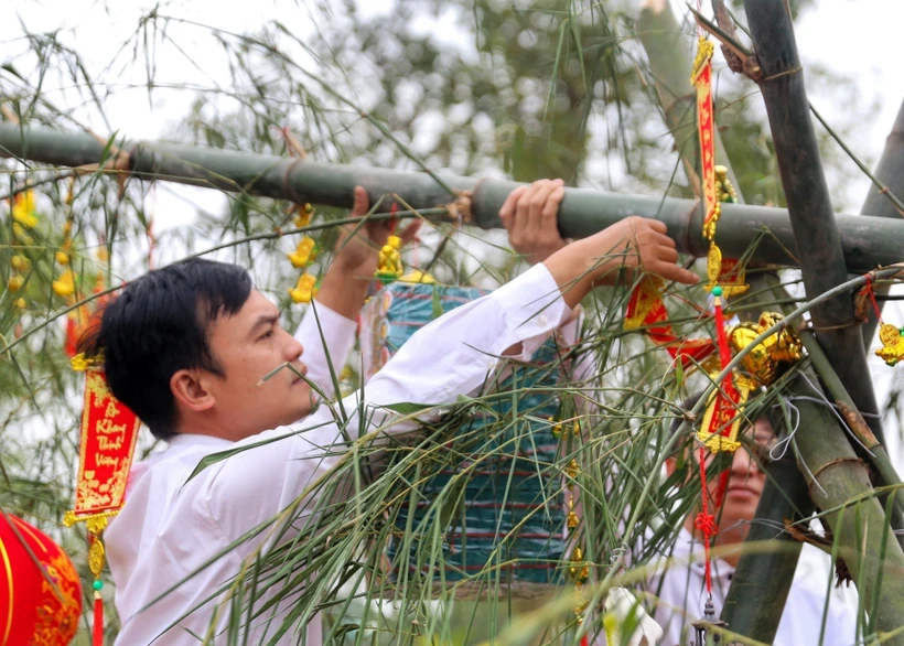 Nghi lễ dựng cây nêu ngày Tết tại Làng Văn hóa-Du lịch các dân tộc Việt Nam. (Ảnh: Tuấn Đức/TTXVN)