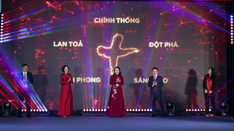 Các đại biểu thực hiện nghi thức ra mắt giao diện mới và các sản phẩm mới của Báo Điện tử VietnamPlus. (Ảnh: PV/Vietnam+)