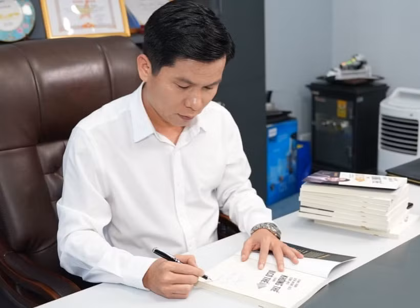 Tác giả Hoàng Hữu Thắng ký tặng sách cho độc giả. (Ảnh: NVCC)