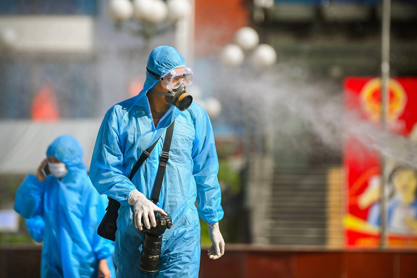 Phóng viên là lực lượng xung kích trên mặt trận chống COVID-19 đảm bảo thông tin thông suốt, chính xác, nhanh nhạy. (Ảnh: Việt Linh/Vietnam+)