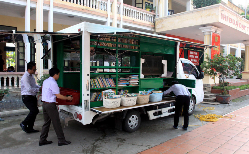 Các cán bộ thư viện tỉnh Thái Bình chuẩn bị mang hàng nghìn đầu sách đến với các em học sinh. (Ảnh: Thế Duyệt/TTXVN)