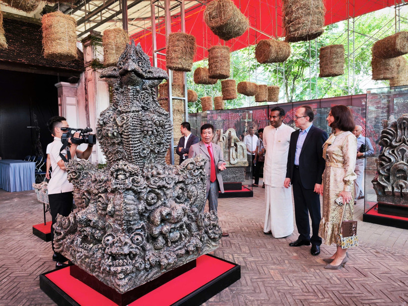 Các đại biểu và khách mời tham quan triển lãm Gốm nghệ thuật "Hiện Linh." (Ảnh: Nam Sương/TTXVN)