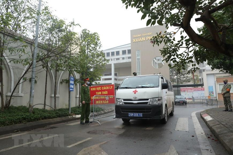 Lực lượng chức năng lập chốt cách ly tại Trường Tiểu học Xuân Phương. (Ảnh: Minh Quyết/TTXVN)