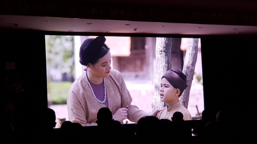 Một cảnh phim của hai nhân vật: bà Trần Thị Tần và Nguyễn Du ở độ 6-9 tuổi. (Ảnh: Minh Anh/Vietnam+)