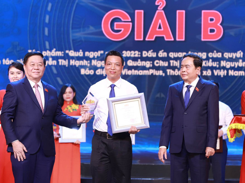 Phóng viên Ngọ Xuân Quảng, đại diện nhóm tác giả Báo Điện tử VietnamPlus lên nhận giải B. (Ảnh: Hoài Nam/Vietnam+) 