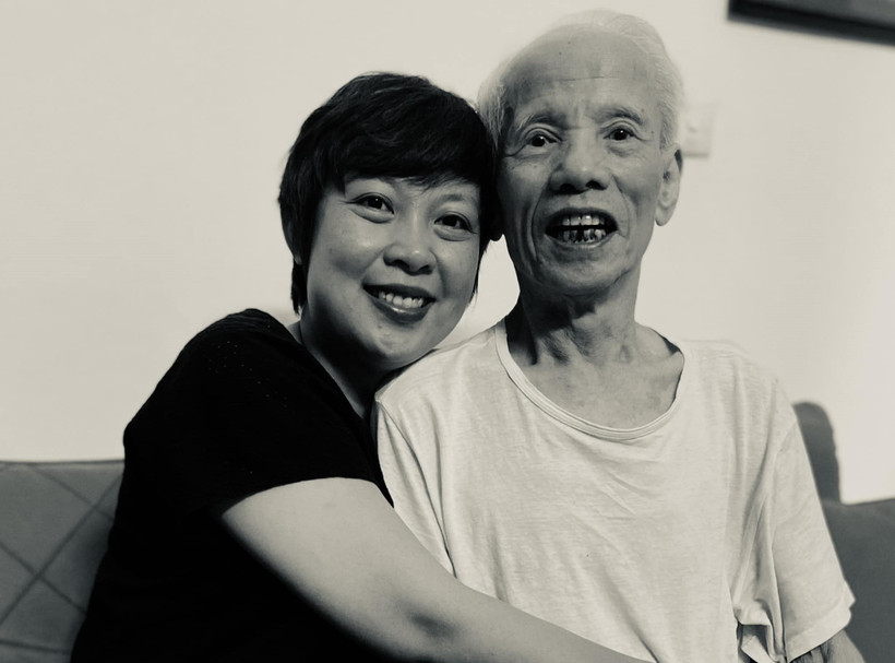 Đạo diễn, Nghệ sỹ Ưu tú Đặng Thái Huyền chụp cùng người thầy - Nghệ sỹ Nhân dân Nguyễn Khắc Lợi. (Ảnh: Facebook Dang Thai Huyen)