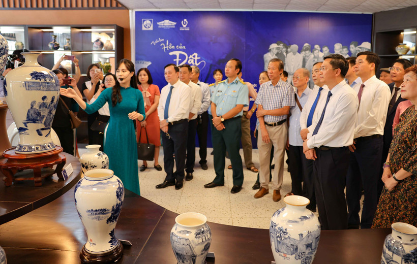 Các đại biểu tham quan triển lãm. (Ảnh: Thanh Tùng/TTXVN)