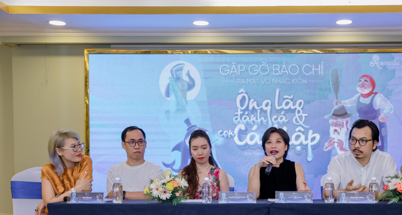 Cục trưởng Cục Nghệ thuật Biểu diễn, nghệ sỹ ưu tú Trần Ly Ly chia sẻ về vở diễn tại buổi họp báo ngày 7/5. (Ảnh: PV/Vietnam+)