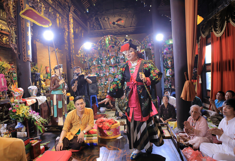 Tín ngưỡng thờ Mẫu được UNESCO công nhận là di sản văn hóa phi vật thể tạo thuận lợi cho việc thực hành tín ngưỡng, tuy nhiên, từ đó cũng xuất hiện nhiều đối tượng lợi dụng tâm linh để trục lợi. (Ảnh: PV/Vietnam+)