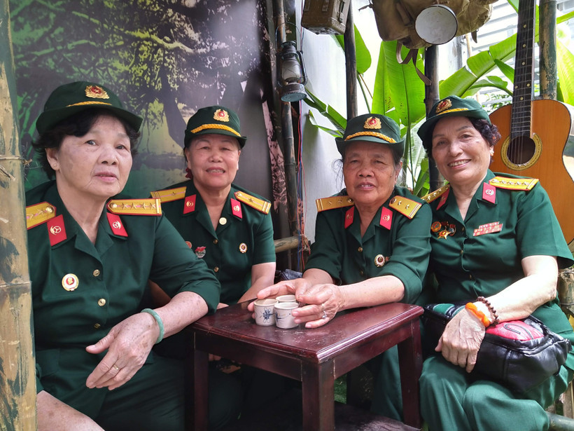 (Từ trái sang) Bà Bùi Thị Vân, Vũ Thị Kim Dung, Nguyễn Thị Hòa và Nguyễn Thị Kim Quy trong một lần gặp mặt, ôn lại chuyện xưa. (Ảnh: Minh Thu/Vietnam+)