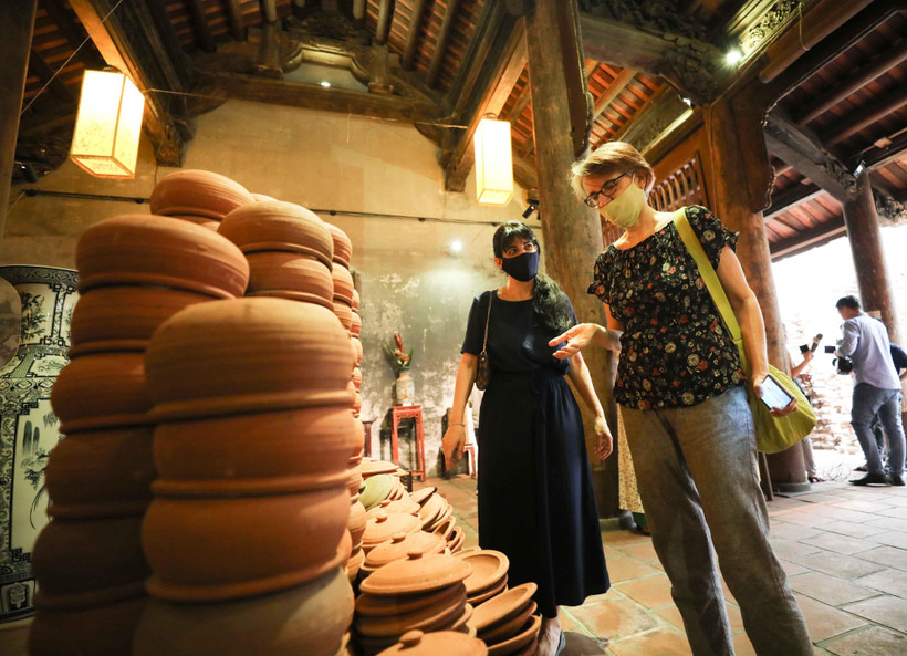 Lễ khai mạc thu hút đông đảo người xem, trong đó có du khách nước ngoài. (Ảnh: Thanh Tùng/TTXVN)