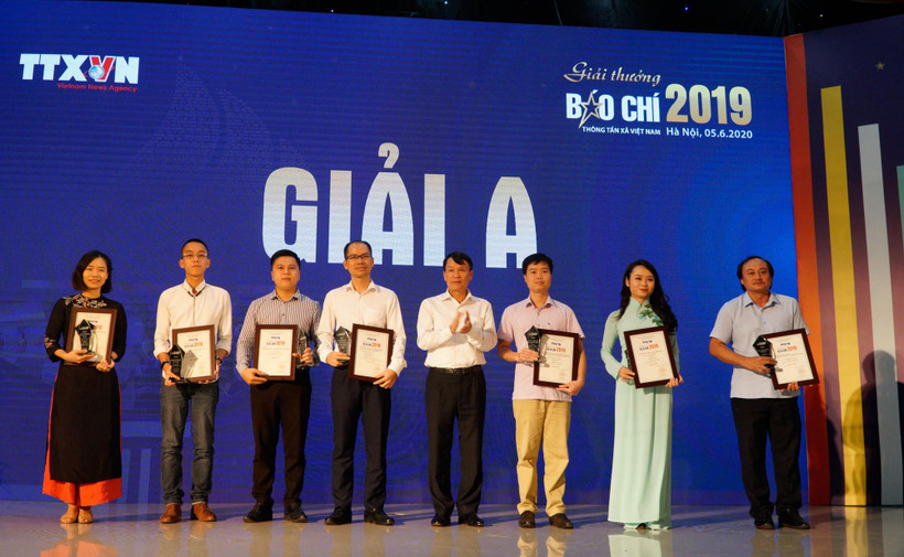 Tổng Giám đốc TTXVN Nguyễn Đức Lợi trao giải A cho các tác giả, đại diện nhóm tác giả đoạt giải. (Ảnh: Hoàng Hiếu/Vietnam+)