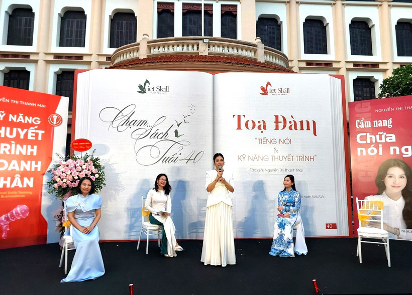 Tác giả Nguyễn Thị Thanh Mai chia sẻ về cảm hứng viết sách. (Ảnh: Minh Thu/Vietnam+)