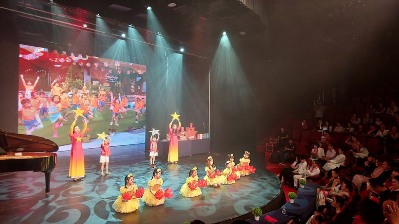 Chương trình nghệ thuật tại buổi ra mắt bộ sách "Tinh hoa dạy con." (Ảnh: Minh Thu/Vietnam+)