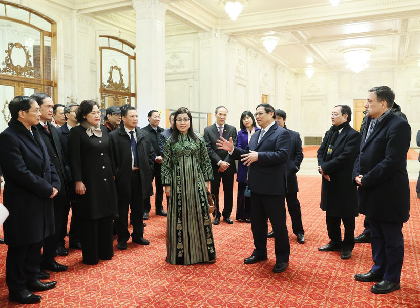 Thủ tướng Phạm Minh Chính và Phu nhân tham quan Nhà Quốc hội Romania tại thủ đô Bucharest trong chuyến thăm Romania tháng 1/2024. (Ảnh: Dương Giang/TTXVN)